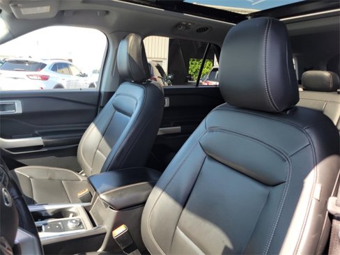 Used 2022 Ford Explorer XLT image 25