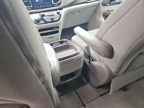 Used 2018 Chrysler Pacifica Touring Plus image 17