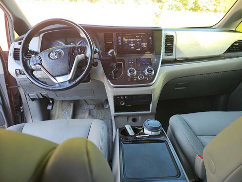 Used 2016 Toyota Sienna XLE Premium image 17