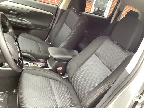Used 2018 Mitsubishi Outlander SE image 12
