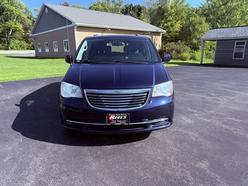 Used 2015 Chrysler Town & Country Touring image 2