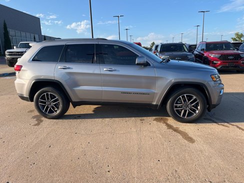 Used 2020 Jeep Grand Cherokee Laredo w/ Laredo X Package image 8