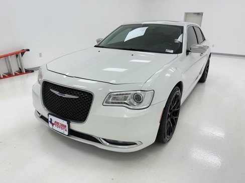 Used 2019 Chrysler 300 Limited image 4