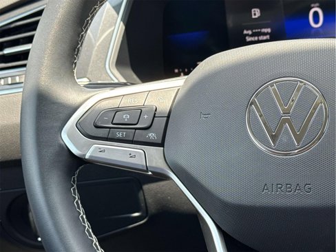 Used 2022 Volkswagen Tiguan SE image 11
