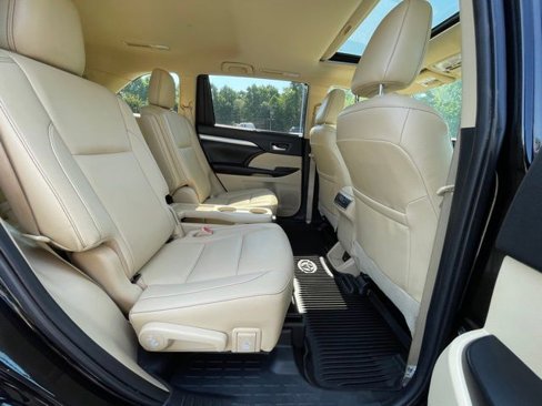 Used 2019 Toyota Highlander XLE w/ Phone Cable & Charge Package image 22