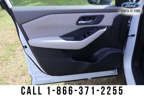 Used 2023 Nissan Rogue SV image 16