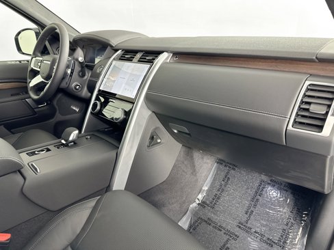 Certified 2025 Land Rover Discovery Dynamic SE image 27