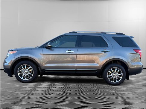 Used 2013 Ford Explorer XLT image 2