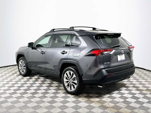 Used 2021 Toyota RAV4 XLE Premium image 5