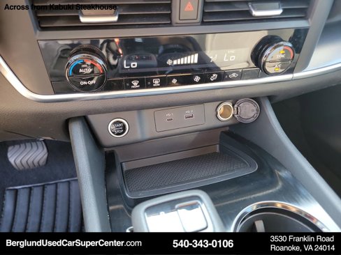 Used 2023 Nissan Rogue SV image 32