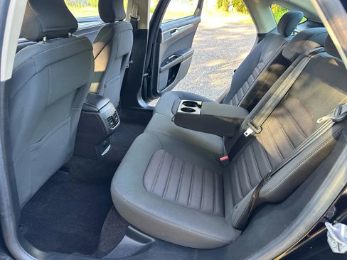 Used 2017 Ford Fusion SE w/ Fusion SE Technology Package image 18