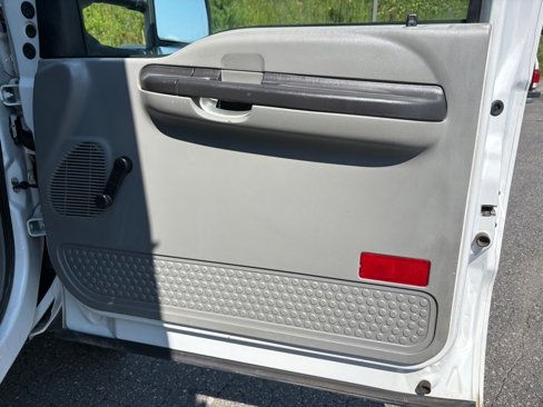 Used 2007 Ford F550 2WD Regular Cab Super Duty image 37