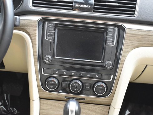 Used 2018 Volkswagen Passat 2.0T SE image 19