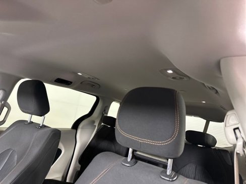 Used 2017 Chrysler Pacifica Touring image 12
