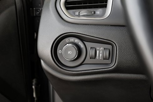 Used 2021 Jeep Renegade Latitude w/ Sun & Sound Group image 31