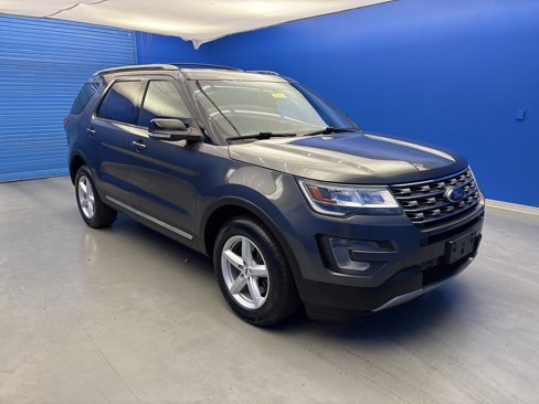 Used 2017 Ford Explorer XLT w/ Equipment Group 202A image 2