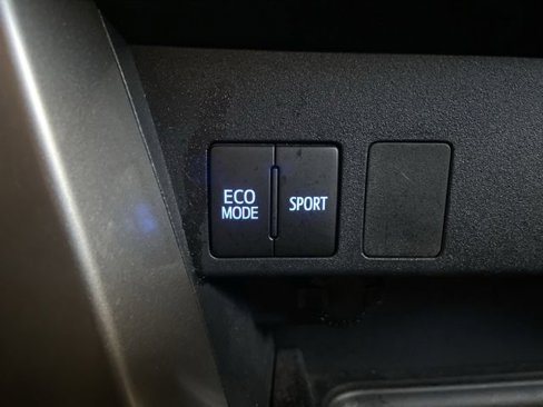 Used 2018 Toyota RAV4 LE image 22