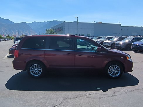 Used 2020 Dodge Grand Caravan SXT image 2