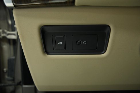 Used 2016 Land Rover Range Rover Sport HSE image 32