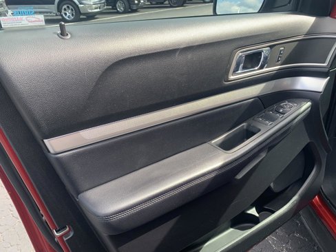 Used 2017 Ford Explorer XLT image 13