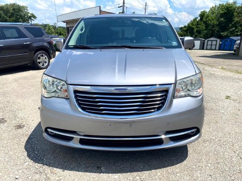 Used 2016 Chrysler Town & Country Touring image 2