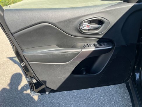 Used 2019 Jeep Cherokee Latitude Plus image 24