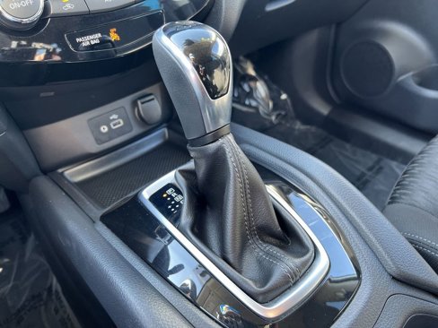 Used 2020 Nissan Rogue SV image 15