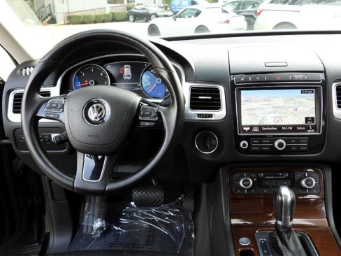 Used 2016 Volkswagen Touareg Sport image 34
