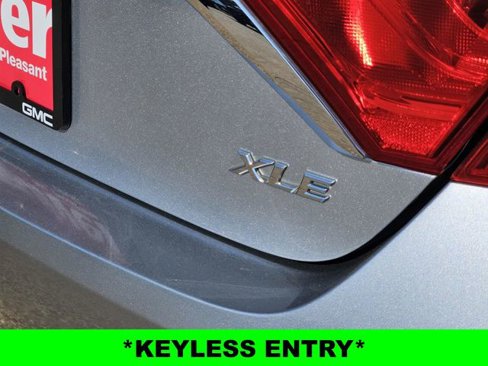 Used 2017 Toyota Camry XLE image 8