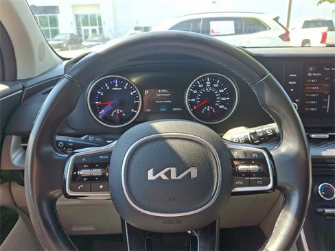 Used 2023 Kia Carnival LX image 17