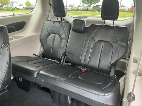 Used 2022 Chrysler Pacifica Touring-L image 27