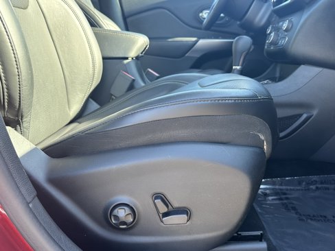 Used 2019 Jeep Cherokee Limited image 16