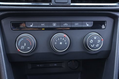 Certified 2022 Volkswagen Taos SE image 25
