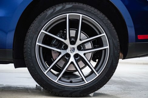 Certified 2025 Porsche Macan image 10