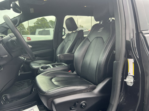 Certified 2020 Chrysler Pacifica Touring-L w/ Advanced Safetytec Group image 11