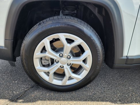 Used 2024 Jeep Compass Latitude image 9