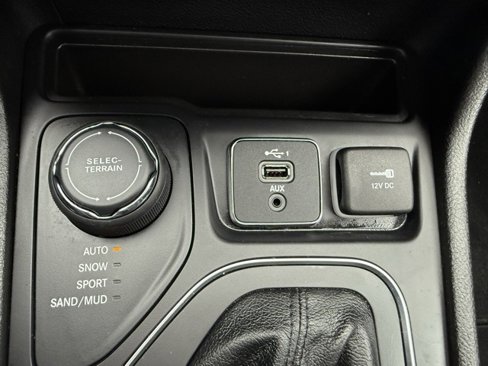 Used 2021 Jeep Cherokee Latitude Plus w/ Sun & Sound Group image 36