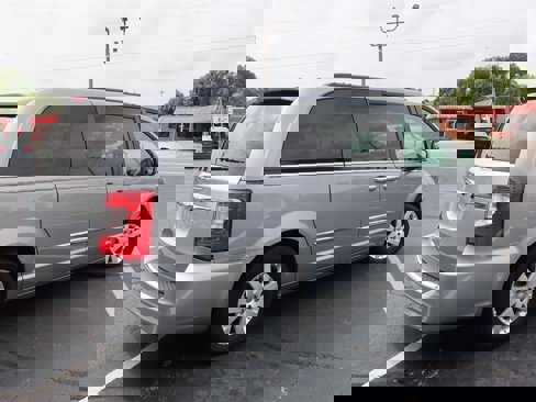 Used 2014 Chrysler Town & Country Touring image 4