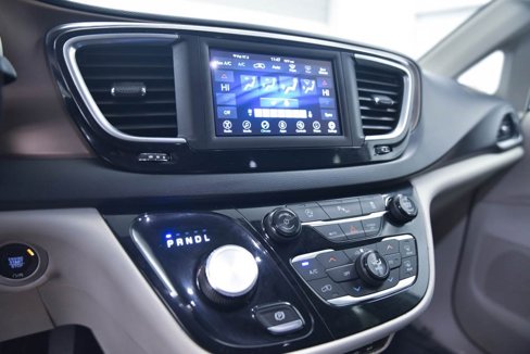 Used 2019 Chrysler Pacifica Touring-L image 21