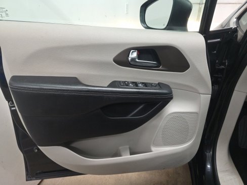 Used 2022 Chrysler Voyager LX image 16