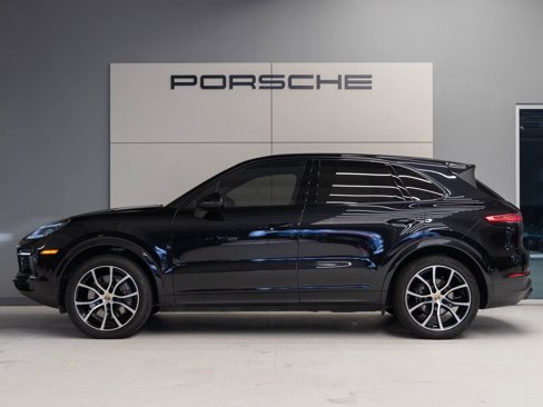 Certified 2022 Porsche Cayenne Platinum Edition image 2