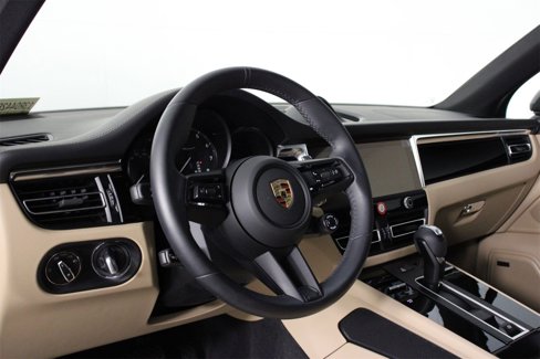 Certified 2025 Porsche Macan Turbo image 4