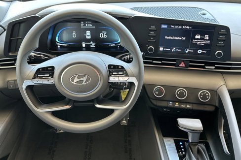 Certified 2025 Hyundai Elantra SE image 18