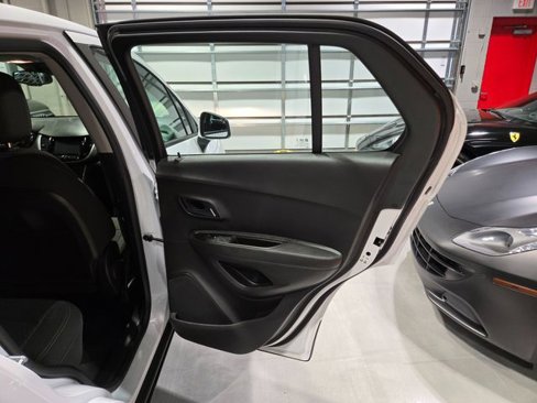 Used 2017 Chevrolet Trax LS image 29