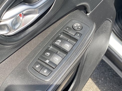 Used 2017 Jeep Cherokee Altitude image 21