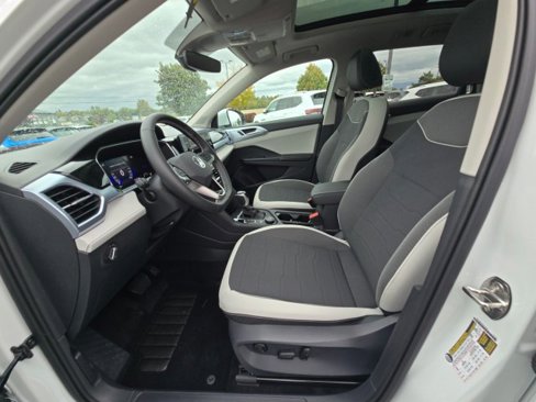 New 2025 Volkswagen Taos SE image 22