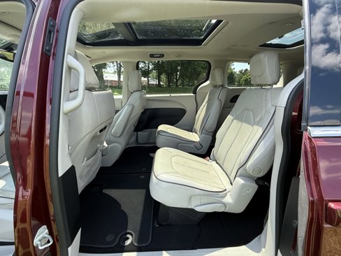 Used 2020 Chrysler Pacifica Limited image 10