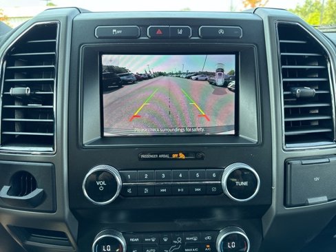 Used 2021 Ford Expedition XLT image 18