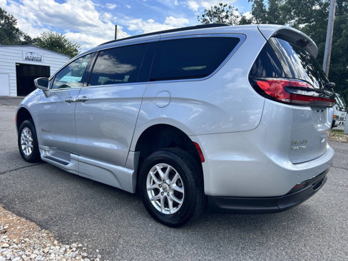 Used 2022 Chrysler Pacifica Touring-L image 12