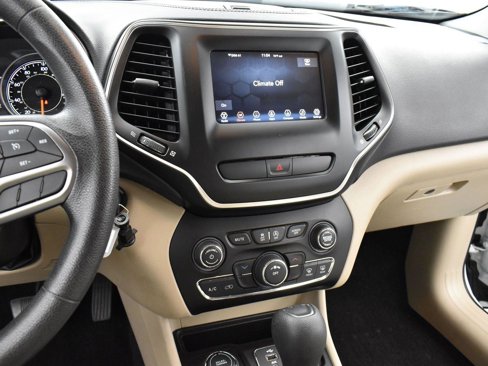 Used 2019 Jeep Cherokee Latitude w/ Popular Appearance Group image 19